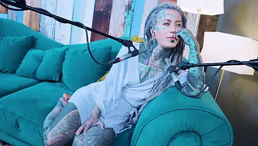 Ich spreche über L - LOVE - ASMR podcast SFW spricht goth dünnes mädchen dreadlocks tattoo-modell inked mädchen