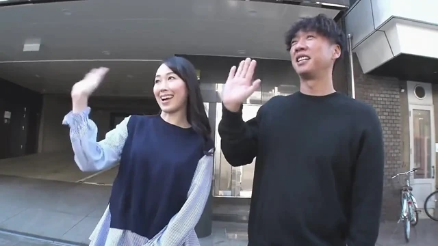 Mina Sakura Seductive Pussy Flash From the Sexy Neighbor Wife
