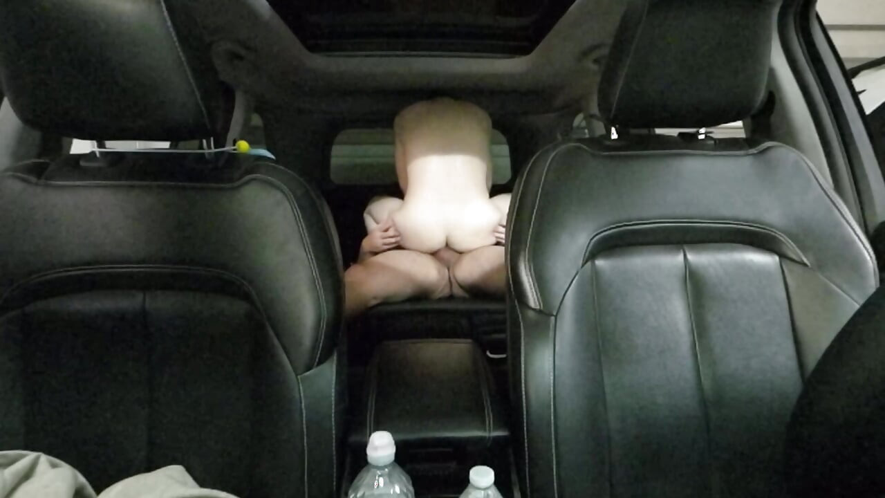 Versaute kitty schleicht sich aus der party und reitet yummy jimmy im auto