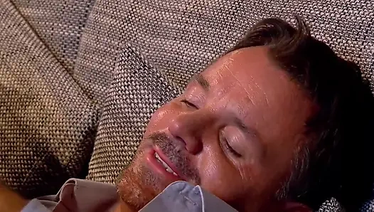 Фигуристая латинская шлюшка глубоко заглатывает член Санта-Клауса и получает сливки