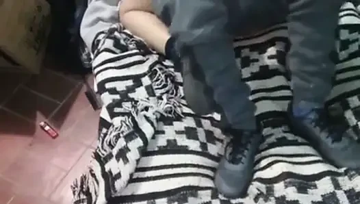 Mädchen mit Montano Kleid mit der Matratze auf dem Boden