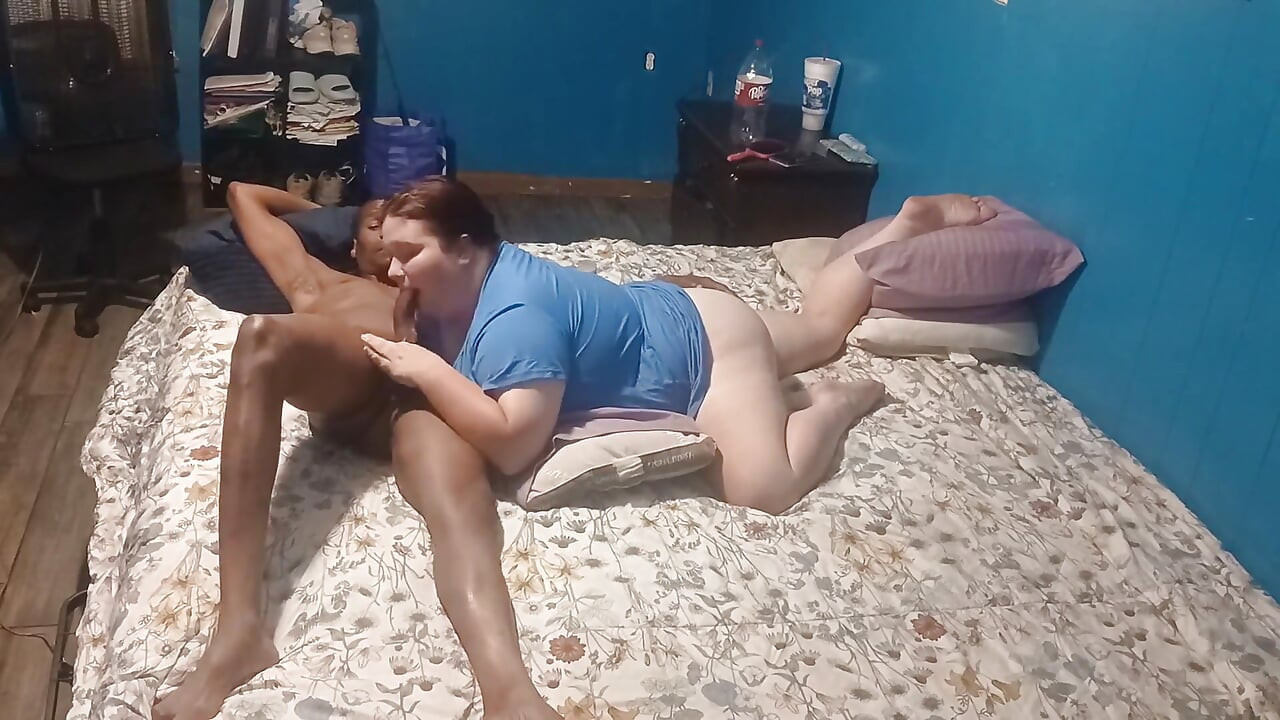 Cap neglijaculat și mare și neagră adânc în gât cu mare și neagră