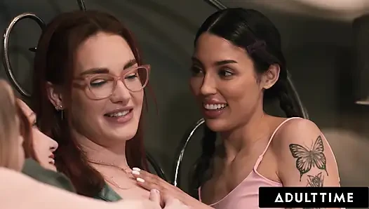 ADULT TIME - orta yaşlı seksi kadın Siri Dahl üvey kızı Scarlet Skyes ve en iyi arkadaşları ile ateşli bir dörtlü seks yapıyor!