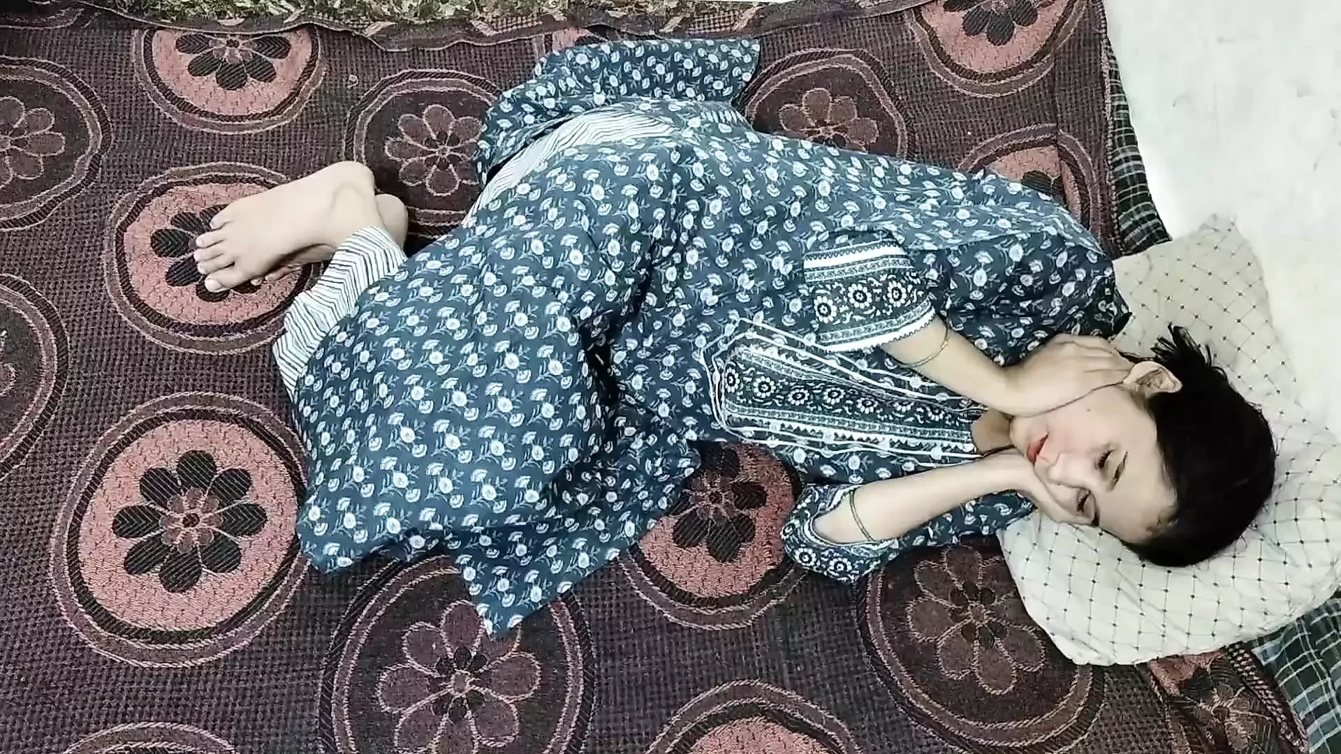Jija ne apni soyi hui sali ka salwar khol kar choda