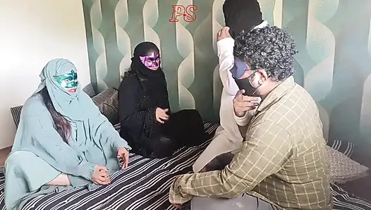Два мусульманских бхабхи, носящих бурки, трахнули вместе в вынужденном минете раком сиськи, хинди аудио