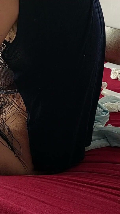 Geile moeder kleedt zich uit en masturbeert terwijl ze kreunt. Stoute sexy milf past kleren. | Clip 1