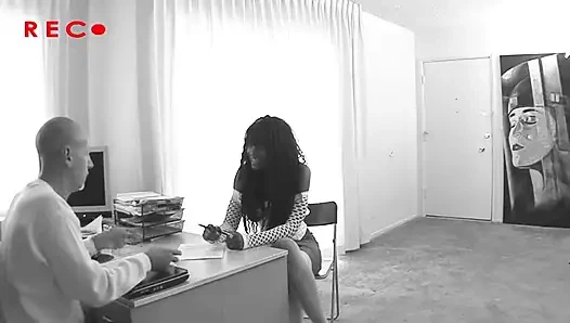 Büyük yarak emiyor büyük memeli zenci kız amcığını sikiyor