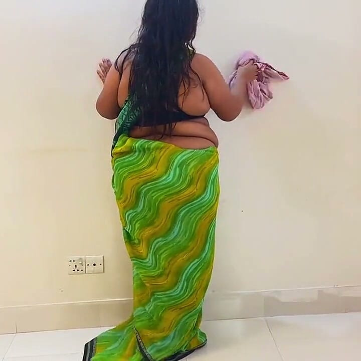 Cuando india madura atrapada debajo de la cama, la ayudo follando anal