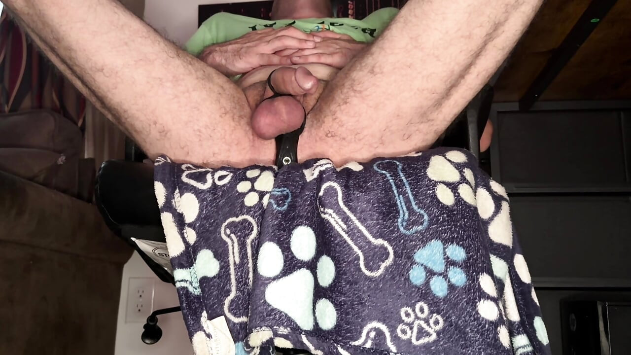 Brincando com o impulsor da próstata, porra pinga para baixo enquanto estou sendo fodida