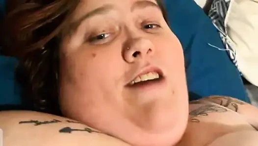 Peter griffin si pria yang mirip keluarga melampiaskan apa yang seharusnya dia masukin ke dalam memeknya yang bodoh