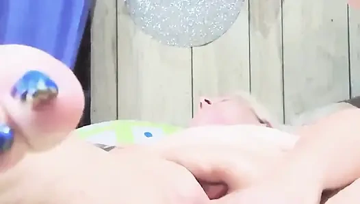 Она скачет на этом члене, затем в миссионерской позе, так горячо