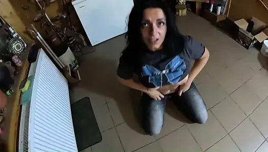 Gırtlağına kadar her şey - orta yaşlı seksi kadın gırtlağına kadar alıyor, memelerini çıkarıyor ve döl kontrolü