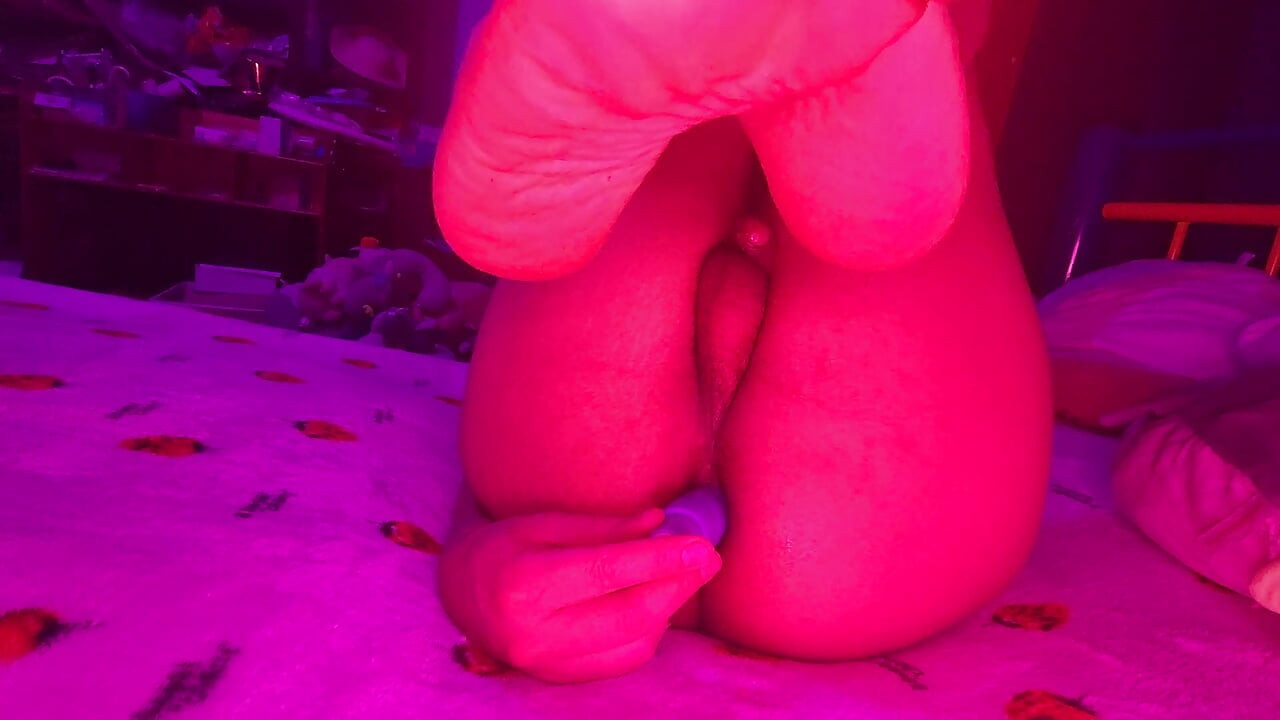 Sissy plays with his dildo in his huge ass