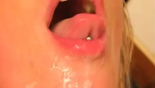 Blondes schätzchen bekommt muschi zu explosivem orgasmus geleckt