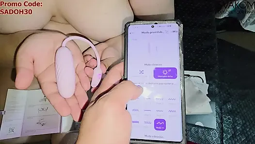 Dengan vibrator "PLUME" dari SVAKOM, aku membuat lubangku bergetar saat mereka sedang dihancurkan