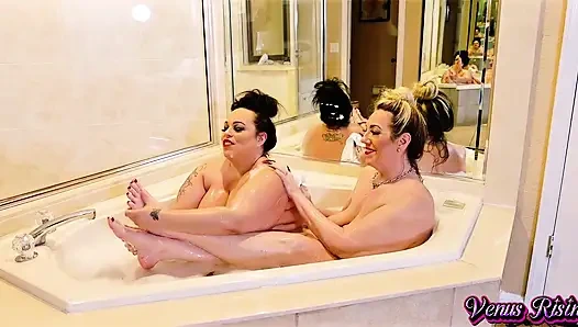 Cewek super semok lagi asik mandi