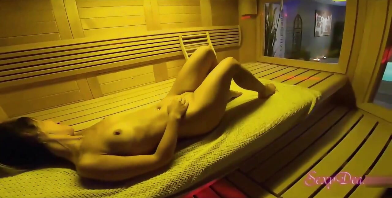 大きなお尻のポルノスター Sexydea がサウナで超激しく犯される