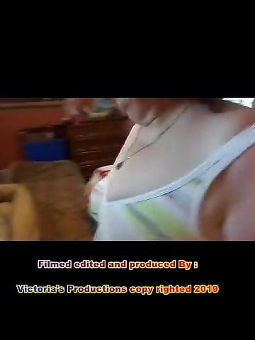 침대에서 놀고 있는 간호사 Vicki
