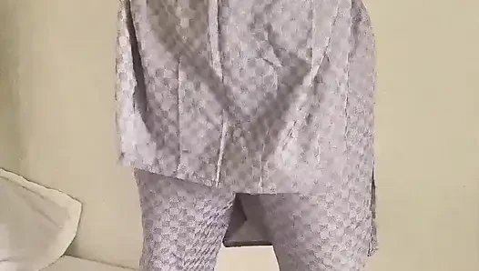 Kocası karısını romantik bir ruh halinde sikiyor ve amının tadını çıkarıyor. Hintli desi köyü Hintçe viral seks videosu