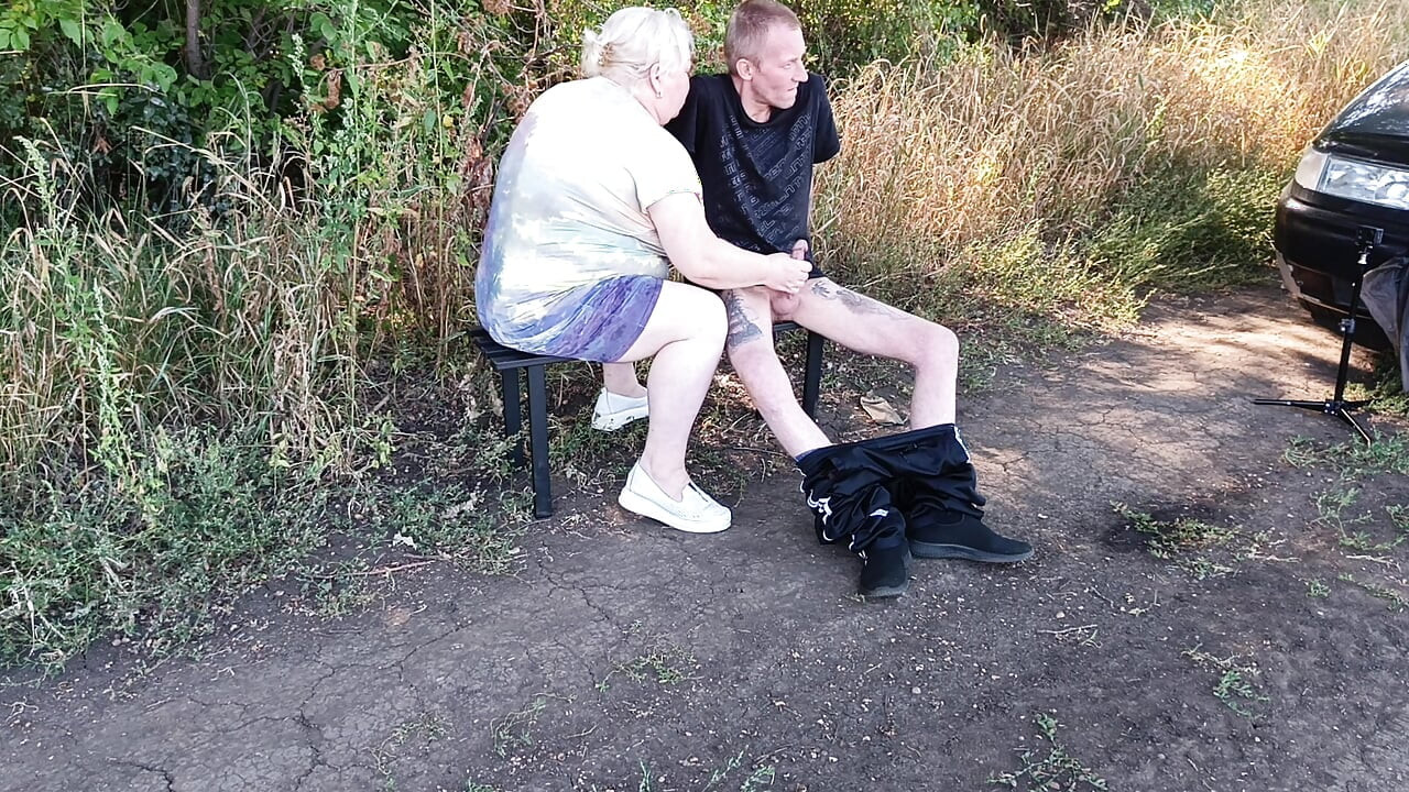 Susjed mi puši kurac u javnom parku na klupi dok ne svršim