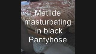 Matilde masturbeert in een zwarte panty