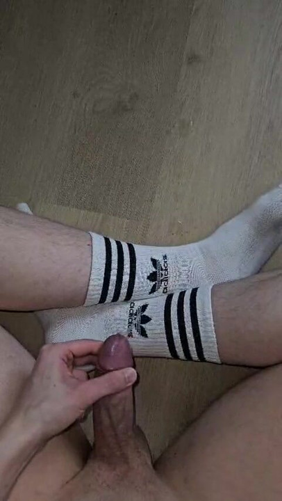 Me corro en mis calcetines Adidas