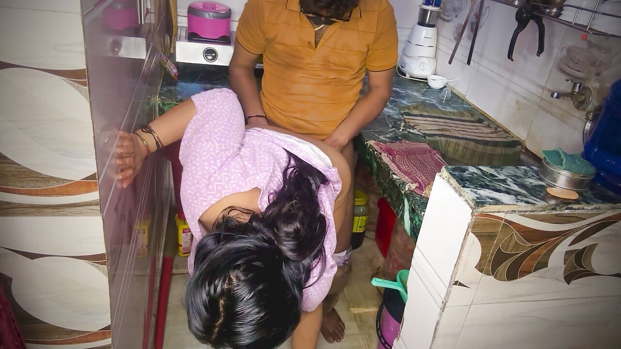 Rakhi Gift fica suja - meio-irmão tira a meia-irmã nua e fode seu vídeo senseless hindi