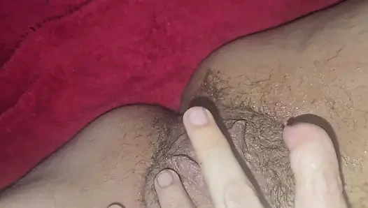 Sexywifedd beim ersten mal fistet sich selbst