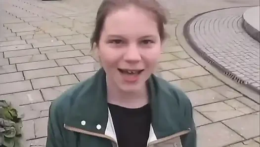 Nettes Zierliches, Naives Behaartes Mädchen, Schüchtern, Solo