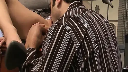 Heiße Office_scene_2_hot brünette mit einem dicken arsch hat sex mit ihrem chef im büro