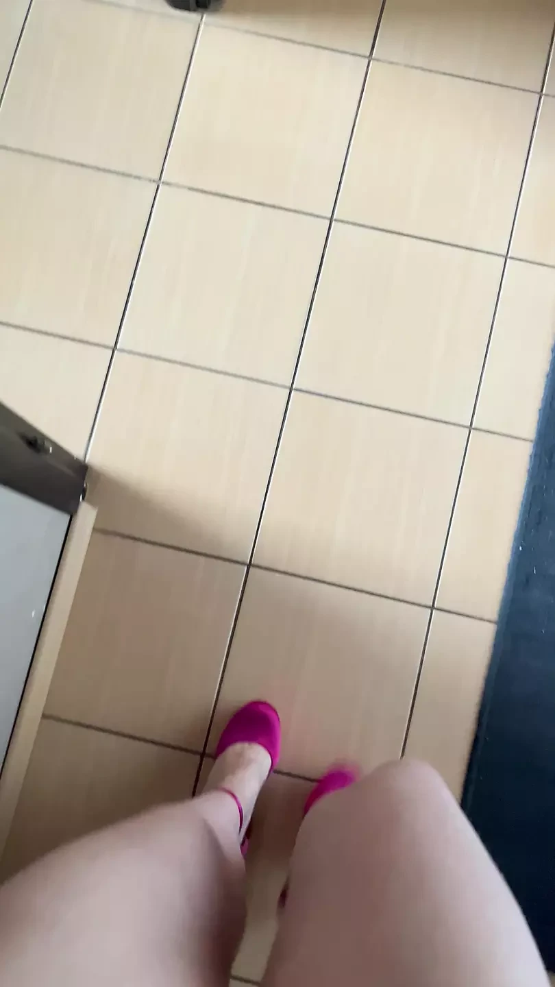 A magassarkúban járás hangjai