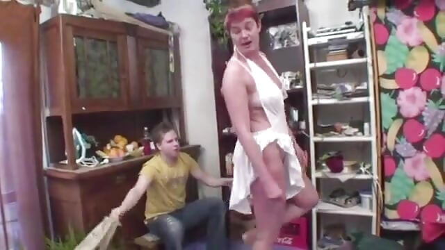 Feia alemã milf tem anal fodida