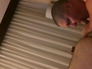 Austin cạo đầu gà thổi tôi trong khách sạn