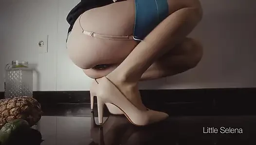 Хардкорный анальный фистинг на кухне