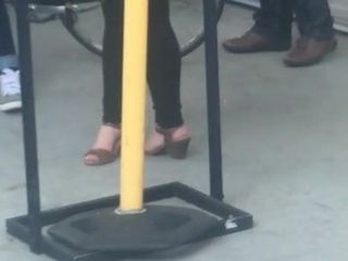 Белая женщина действительно симпатичная на каблуках