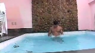 O masturbare lângă piscină
