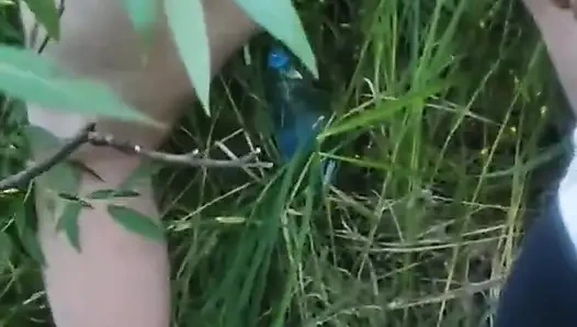 Kocamı ormanda büyük bir dildoyla sikiyorum