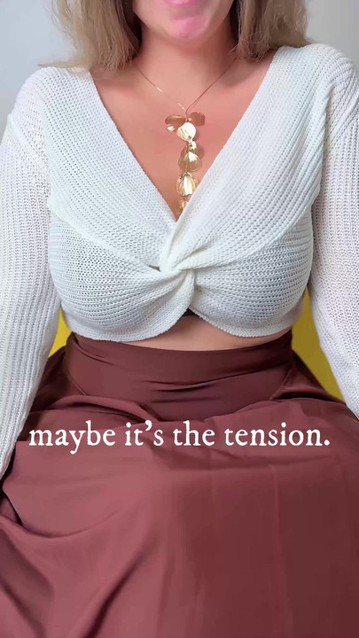 MILF yang elegan memakai pakaian yang indah.