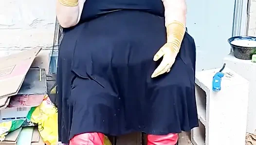 Fledermaus-mädchen macht eine rauchpause in ihr