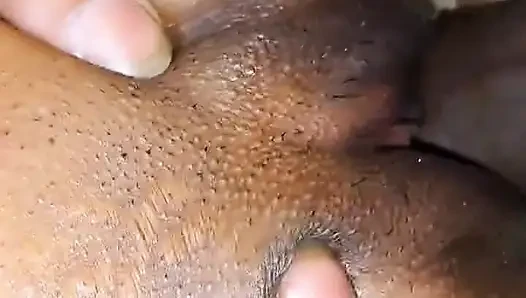 Aniket ve Akash Pratibha'yı sevdiler ve ağzına bir penis koydular.