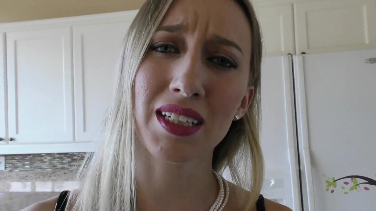 Riley Reyes'in o iyi yarağa ihtiyacı var, bu yüzden erkeklerinin arkasından porno çekiyor