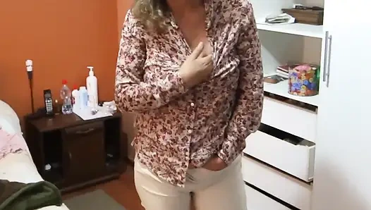 Arkadaşımı memnun ediyorum ve üvey oğlunu beni izlemeye ve mastürbasyon yapmaya davet ediyorum