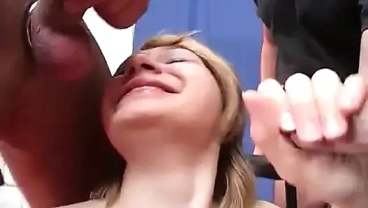 Nimf Glory Hole'dan emiyor ve sonra grup seks istiyor