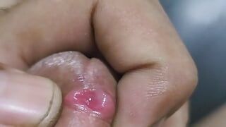 Une bite tremble sur ma main