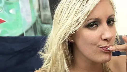 Возбужденной милфе-блондинке жестко и грубо начиняют задницу