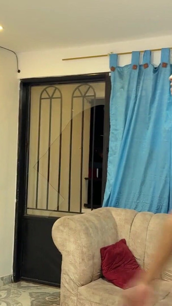 لحظة مثيرة من "زوجة الأب الجميلة ، فلنلعب وإذا خسرت ، أعطني مؤخرتك الكبيرة. أراهن بمؤخرتي الكبيرة "