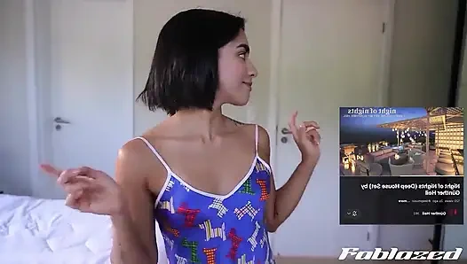 Er bittet mich, ich dusche und ziehe mich an, um ihn zu provozieren