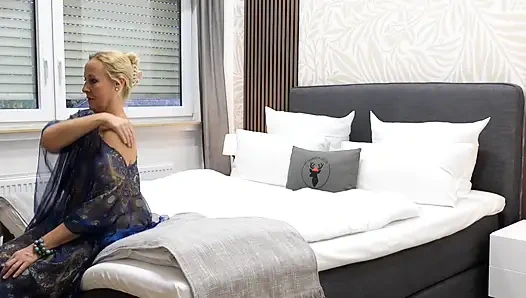 Зрелая Блондинка Наслаждается Сексом В Чулках