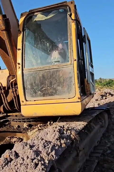 Irresponsible Operator Abandons Work to Engage in Transactions Inside a Machine During Working Hours