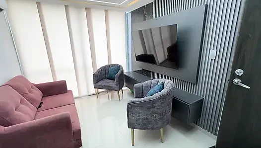 Я помогаю моей сладкой сводной сестре потереть ее ногу после падения, и мы в конечном итоге жестко трахаемся в ее тугую и вкусную задницу